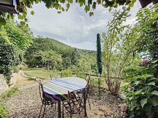 In a private woodland area of 6 hectares around 800 meters altitude in the Vallespir valle