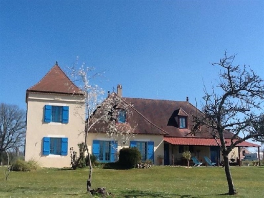 In de Périgord-Noir/Dordogne niet ver van het dorp
Huis (232m ² bewoonbaar ongeveer, 1993) met mooi