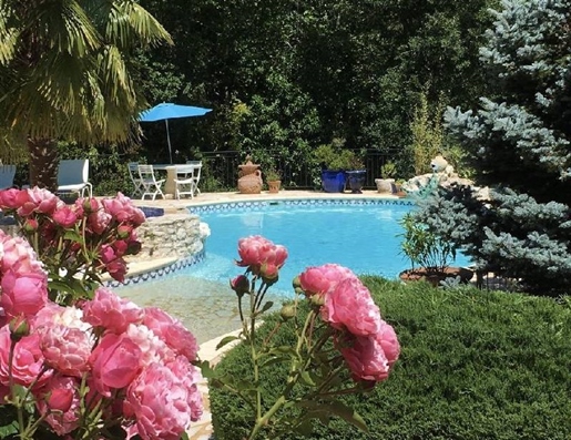 Spectacular ensemble set in a beautiful large garden, with a lovely pool/ jacuzzi, very pr
