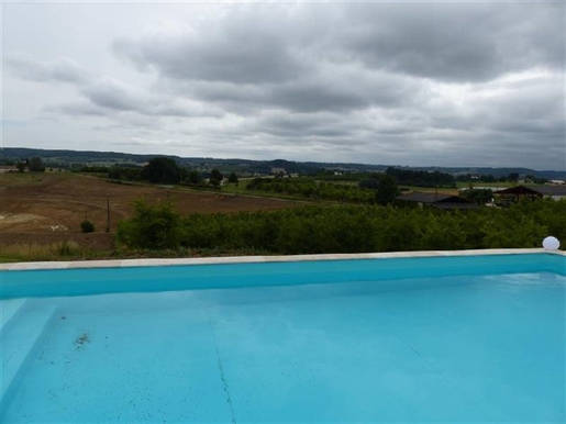 House with VIEW
On a plot of about 2000m² you have 2 houses. The main house has a surface