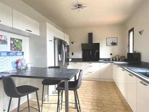Less than 1 km away from a popular village in Black Périgord, with all amenities and schoo