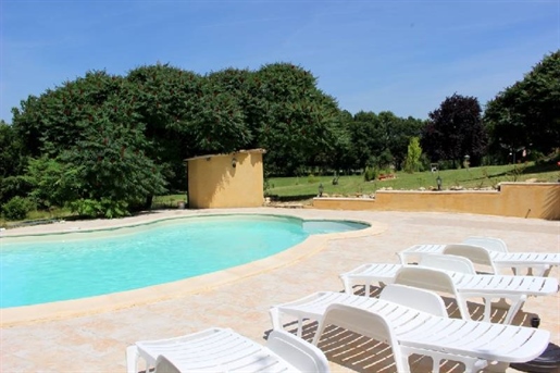Esta encantadora propiedad con piscina (en forma de frijol 9x5 m máx.), en un ambiente tra