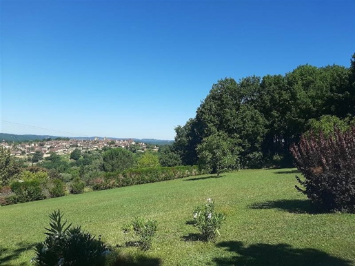Enjoying an exceptional setting facing the charming medieval village of Domme, on 7 869 m² of land partly wooded, beautiful stone property which has been r...