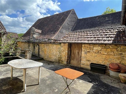 Stone House And Barn In RENOVER
In a pretty village in the Périgord Noir, 
Find this sto