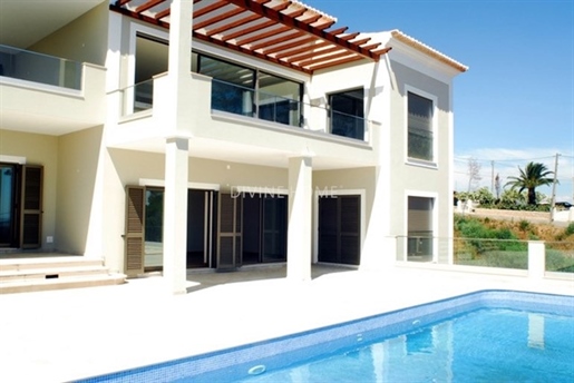 Nouvelle villa de 4 chambres de haute qualité à Monchique avec vue imprenable et piscine chauffée