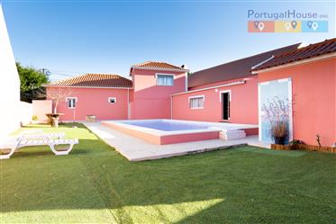 Villa T4 with pool and land of 4,000 square meters.