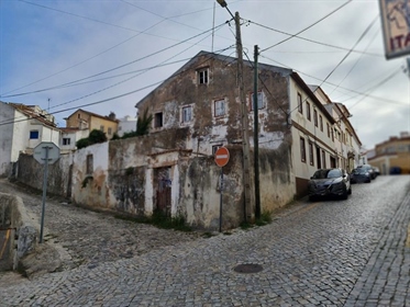 Prédio Devoluto no centro de São Martinho PortoImponente Prédio devoluto com 2 pisos a pre