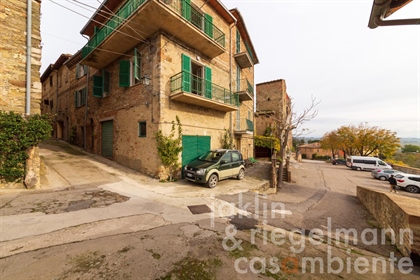Appartement de deux étages dans un village historique pittoresque, avec 2 balcons, un garage et des
