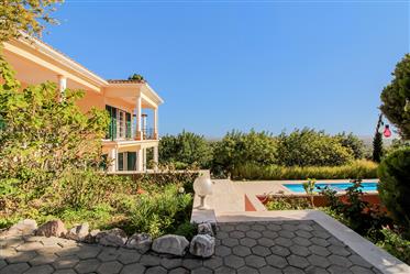 5-Bed house with stunning views!