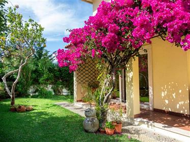 Large 4 bedroom villa with garden and garage in Quinta da Bi...