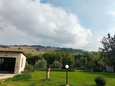 Casale di campagna su tre piani con grande terrazzo panoramico a Arcevia.  
