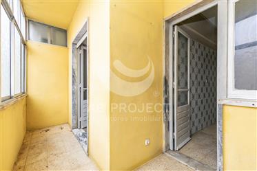 1 Bedroom to recover near the market, Moscavide, Lisbon