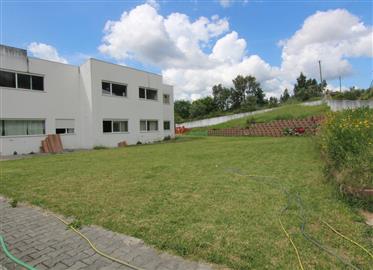 Modern architecture house, with 3000m2 land and excellent sun exposure, a few minutes from Miranda d