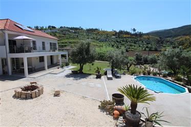 Farm with main house and guests house, with swimming pool, 1.5 ha of land, a few km from Côja