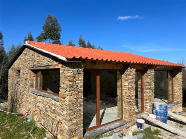  2 bedrooms Rustic house in reconstruction, with land and views of the Serra da Estrela, a few min d