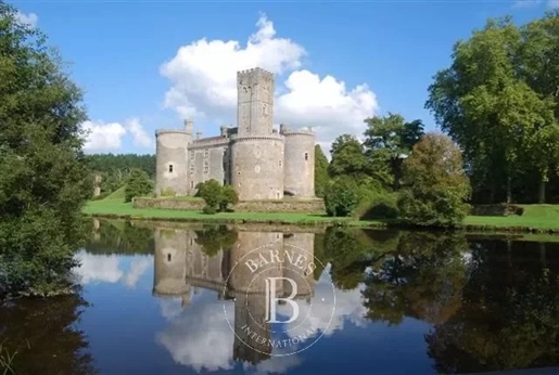 Château Médiéval Mh du XIIème siècle sur un domaine de chasse de 170ha dans le Périgord