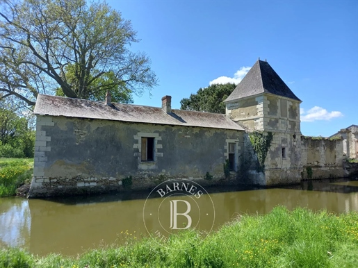 Château XVe et XVIIIe Ismh à restaurer entièrement en Haut Poitou
