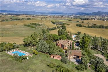 Ranch in panoramic location 10 minutes from Lake Trasimeno, comprising main villa, 2 farmhouses with apartments, garage and two annexes, surrounded by 3 he...