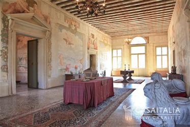 Historic villa for sale between Padova and Venice