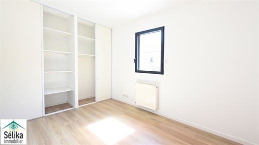 Superb t2 new condition with large balcony and parking! Close to shops, beach and train st