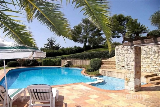 Mougins - Villa with huge potential in gated domain