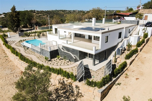 Villa contemporánea con vistas al mar