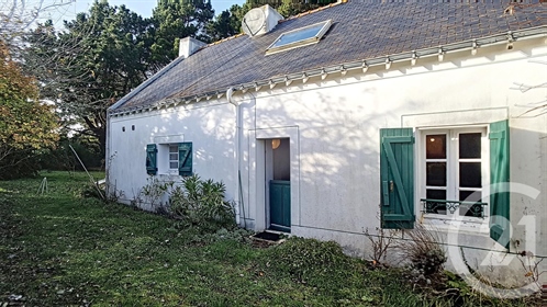 Maison de village pleine de charme, située à Locmaria sur un terrain arboré de plus de 180