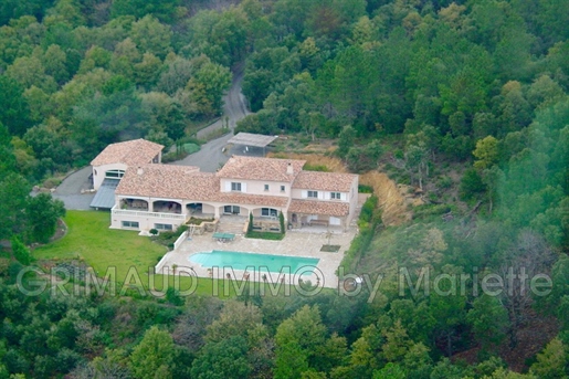 Villa with breathtaking views of the Massif des Maures, faci...