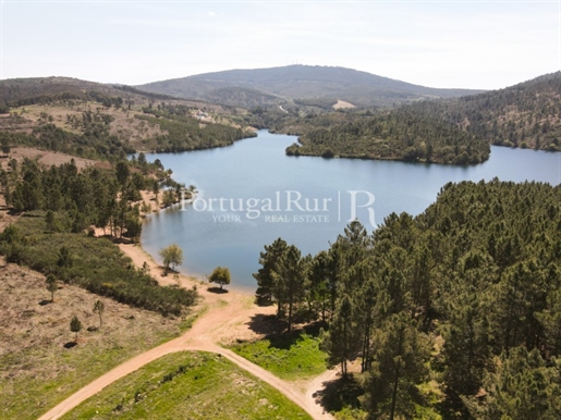 El Herdade da Montanha y lago de 52,5 hectáreas, se encuentra en el municipio de Marvão, a