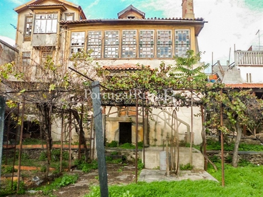 Casa Centenária com jardim em Vila Nova de Foz Côa