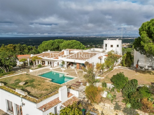 Quinta com 3,7 hectares, situada muito perto de Lisboa