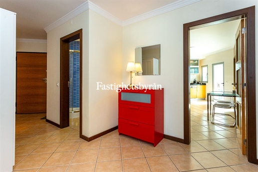 This is a top floor apartment with no overlooking, lots of light and with an elevator that