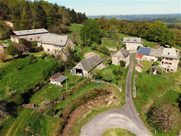 Grange à rénover avec vue et terrain attenant