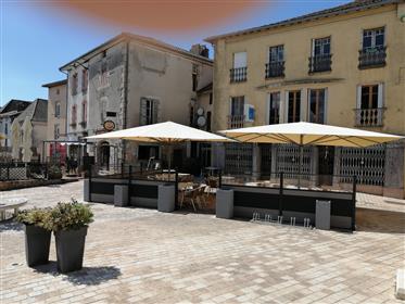 En venta un exitoso bar-restaurante-hotel en el casco histórico de Chalus donde Ricardo co