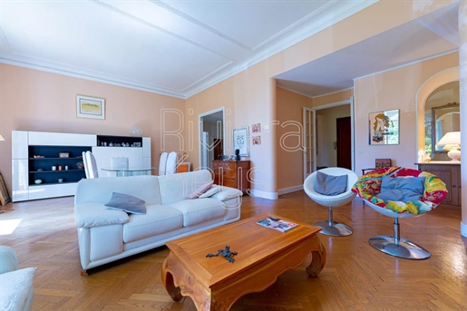 2-Bed flat, superb Belle Époque « Niçois » style palace, park, parking, Cimiez area in Nice