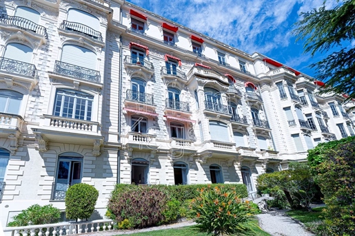 2-Bed flat, superb Belle Époque « Niçois » style palace, park, parking, Cimiez area in Nice