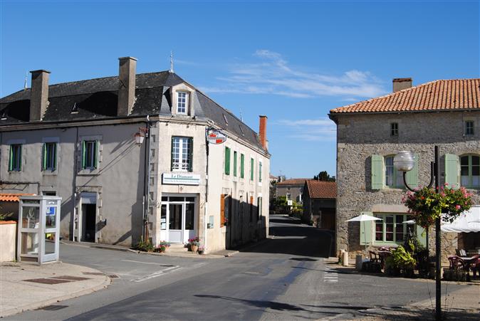 Arriba & Running Hotel, Restaurante & Bar. Poitou Charentes-Vienne, Francia.