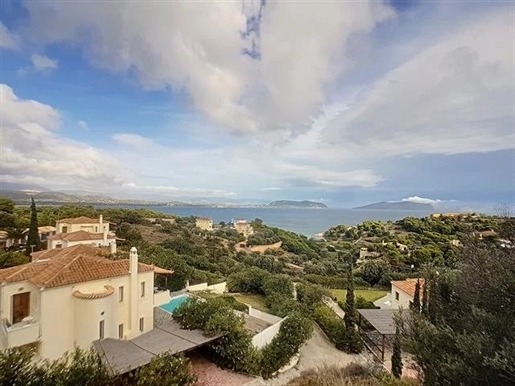 Maisonette for sale in Porto Cheli with seaview. The house has 3 levels, 3 bedrooms, 3 bathrooms and