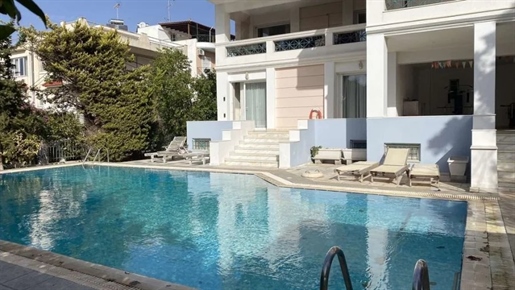 Maisonnette à Glyfada 266 m². Avec piscine.