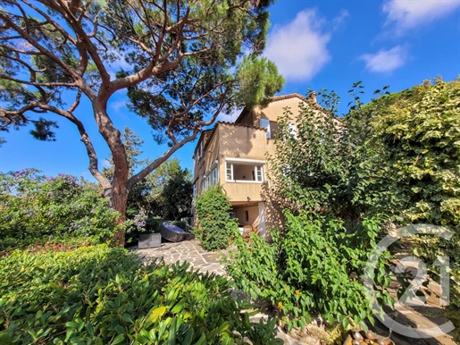 Gigaro, sought-after location about 10 minutes walk from the beaches. Provencal villa enjo