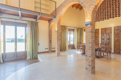 Located in the residential borough of Ronchi, in a strategic position for reaching the int