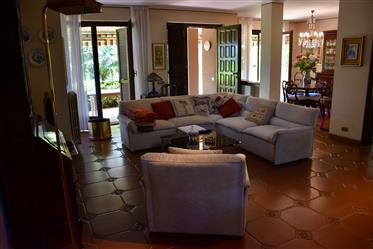 En la zona residencial de Barasso, ofrecemos a la venta una elegante villa con un gran jar