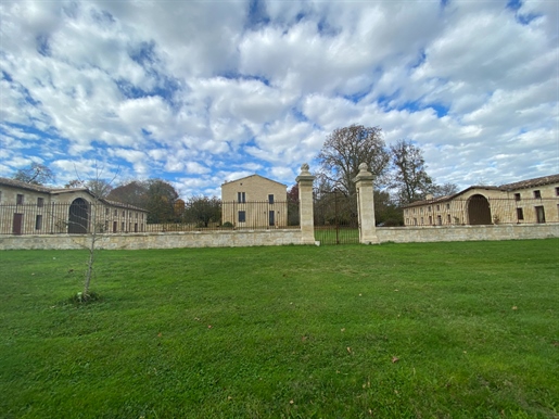 A solo 25 minutos del centro de Burdeos, esta suntuosa propiedad se encuentra en 16 hectáreas de te