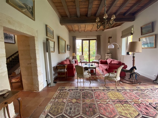 Only 25 minutes from Bordeaux centre, this sumptuous property sits in 16 hectares of land.