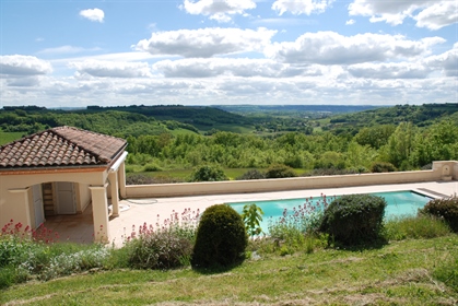 Magnifique maison avec piscine sur 7.5Ha disposant d'une vue panoramique sur les Pyrénées.