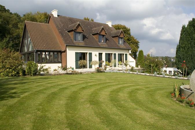 Foto des modernen Familienhauses mit Nebengebäuden und Grundstück in der Nähe von Fontenay-sur-Loing