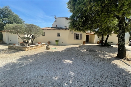 Uzes 4 kms: Property of 2007 approx. 200 m² on a landscaped garden of approx. 1950 m² incl