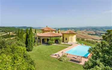 Exclusive villa with pool and stunning panorama