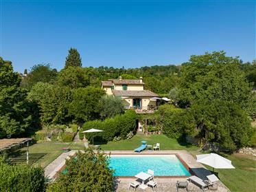 Farmhouse in the green countryside of Todi