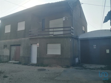 Villa M3 avec garage et terrasse à Cordinhã.
Maison de 2 étages, garage, enclos (peut êtr
